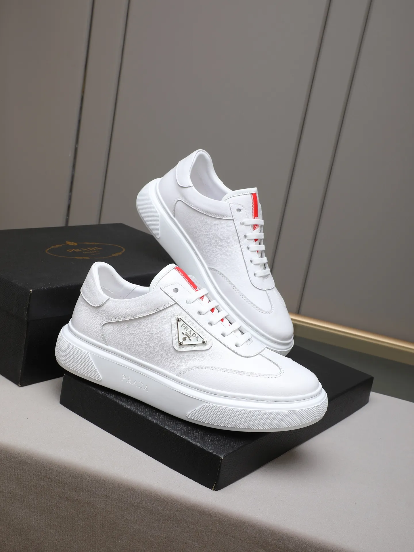 PP460 Prada/Prada men's new casual shoes, this upper is made of imported calfskin + sheep lining! The outside is decorated with the P family's classic metal triangle enamel logo, and the outsole is made of non-slip sports foam ultra-light outsole, which feels good on the feet and is a fashionable and fashionable item!  Size: 38-44 (45 customized)